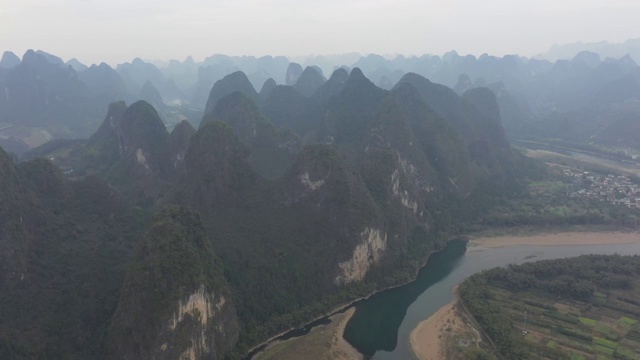 晴朗天空下的漓江两岸风光视频素材