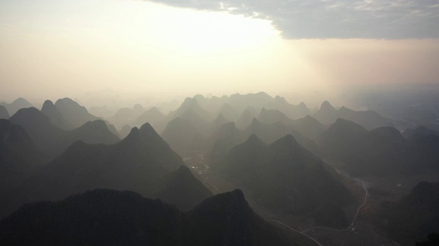 夕阳西下的群峰视频素材