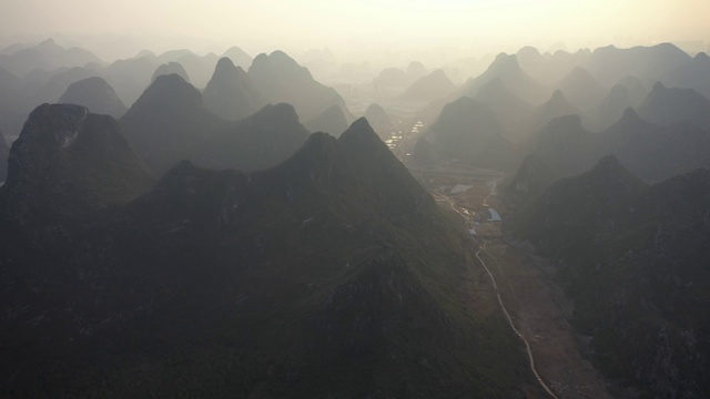 夕阳西下的群峰视频素材