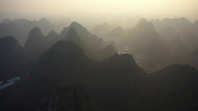 夕阳西下的群峰视频素材