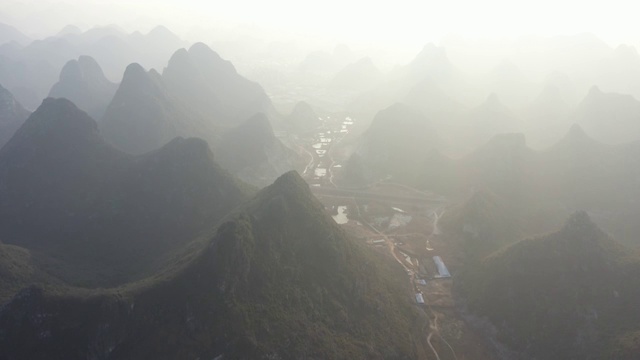 夕阳西下的群峰视频素材