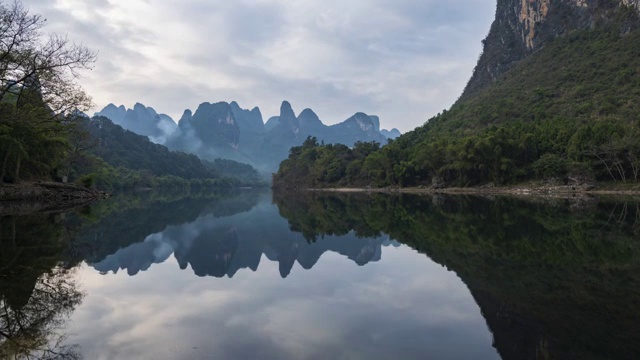 夕阳西下的漓江河湾视频素材