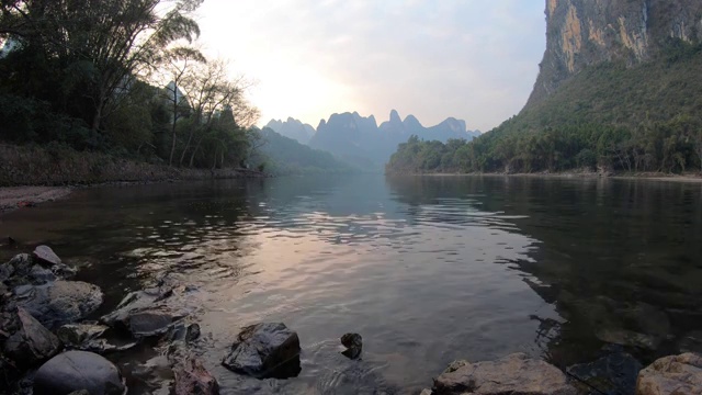 夕阳西下的漓江河湾视频素材