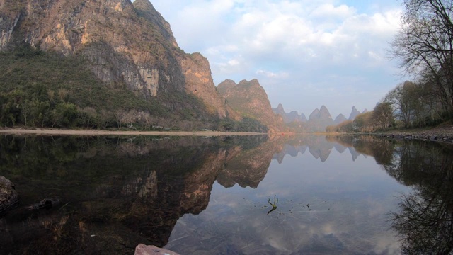 夕阳西下的漓江河湾视频素材