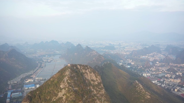 晴朗天空下的山和城视频素材