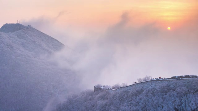 雪后箭扣长城日出白雾视频素材