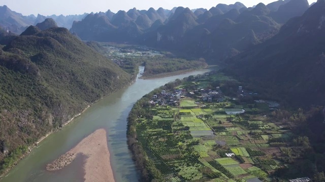 漓江两岸的山和田视频素材