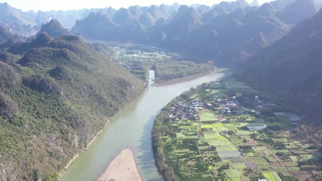 漓江两岸的山和田视频素材