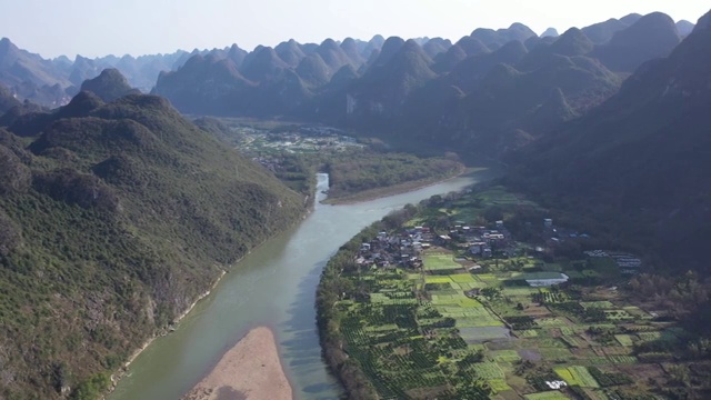 漓江两岸的山和田视频素材