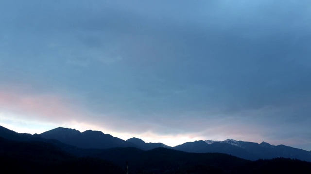 苍山风云 高山夕阳光线穿过流云 延时视频素材