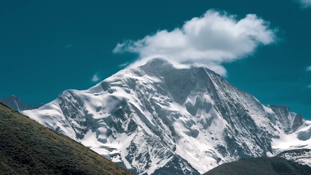 4K30P延时摄影晴天雪山云雾移动光影变化视频视频素材