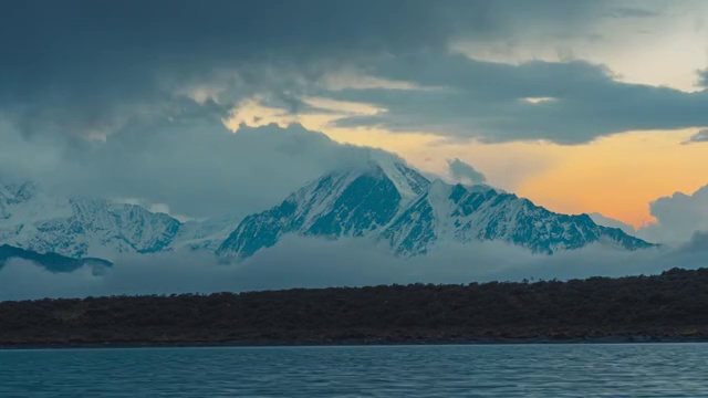 4K30P延时摄影落日黄昏雪山在云雾之间时隐时现视频视频素材