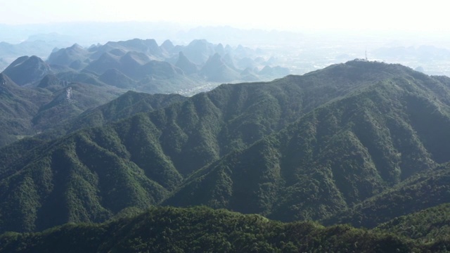 晴朗天空下的山脉视频素材