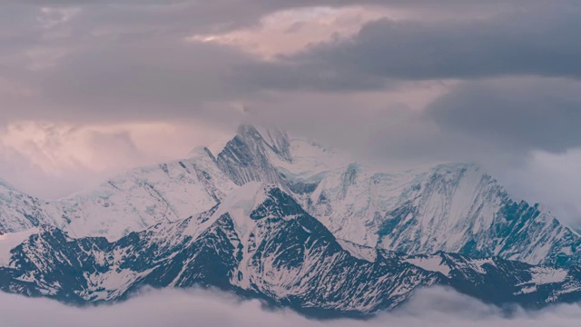 4K30P延时摄影落日时分云雾之中雪山露出山腰视频视频素材