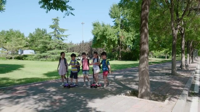 快乐的儿童去上学视频素材画面2