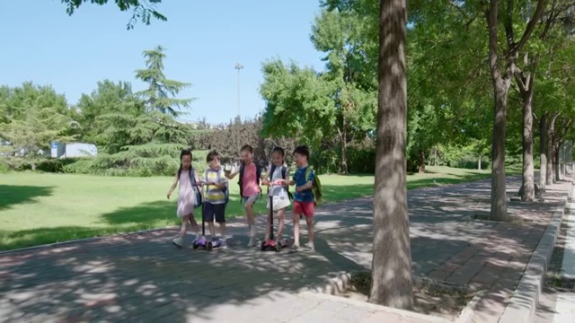 快乐的儿童去上学视频素材画面3