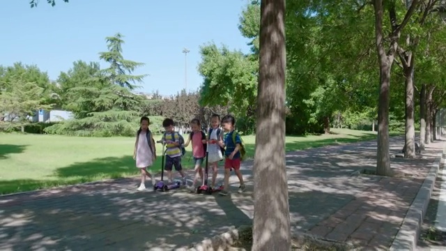 快乐的儿童去上学视频素材画面4