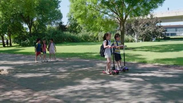 快乐的儿童去上学视频素材画面1