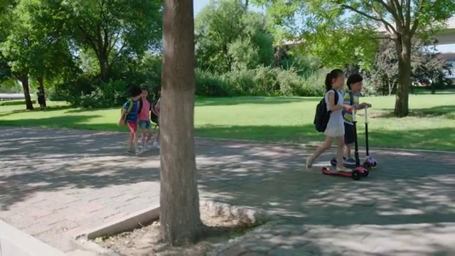 快乐的儿童去上学视频素材画面2