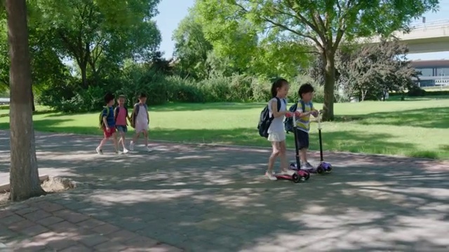 快乐的儿童去上学视频素材画面3