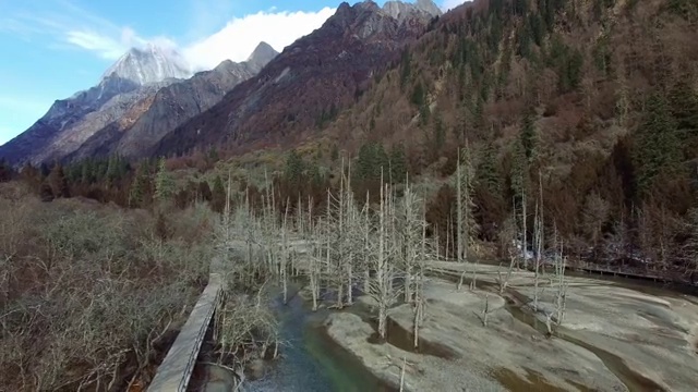 中国贡嘎雪峰脚下的海螺沟航拍视频素材