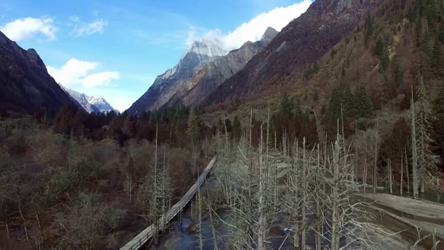 中国贡嘎雪峰脚下的海螺沟航拍视频素材