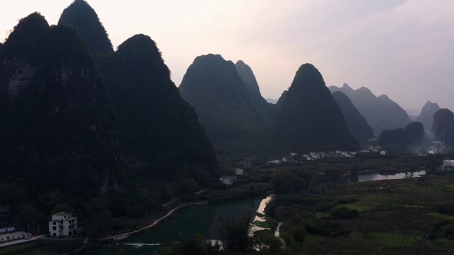 夕阳下群山脚下的阳朔遇龙河两岸风光视频素材