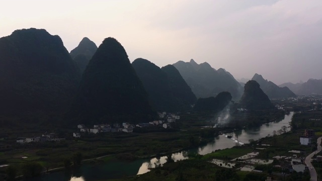 夕阳下群山脚下的阳朔遇龙河两岸风光视频素材