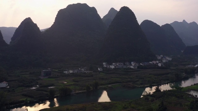 夕阳下群山脚下的阳朔遇龙河两岸风光视频素材