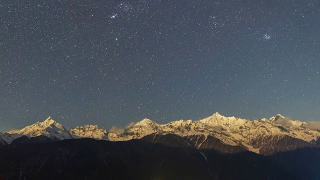 梅里雪山璀璨星空月照金山视频素材