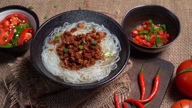 粗麻布上的汤米粉和旁边的配料视频素材