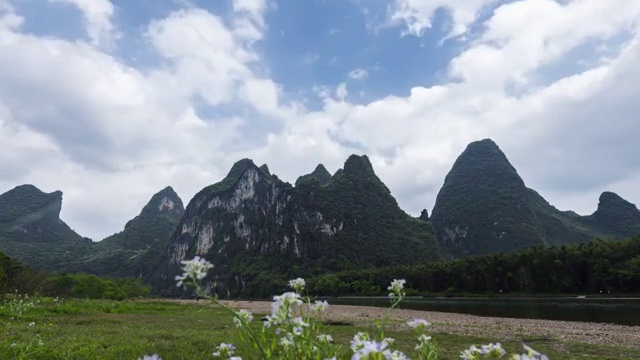 晴朗天空下的漓江岸边风光视频素材