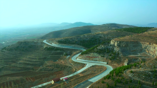 航拍山脉中的盘山公路视频下载