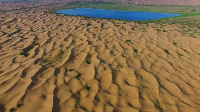 中国内蒙古库布齐沙漠七星湖航拍视频素材