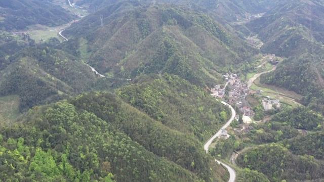 群山间的田园风光视频素材