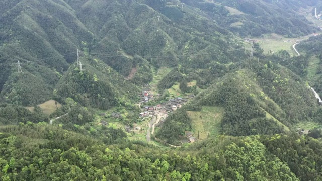 群山间的田园风光视频素材