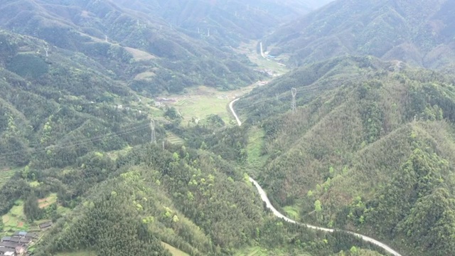 群山间的田园风光视频素材