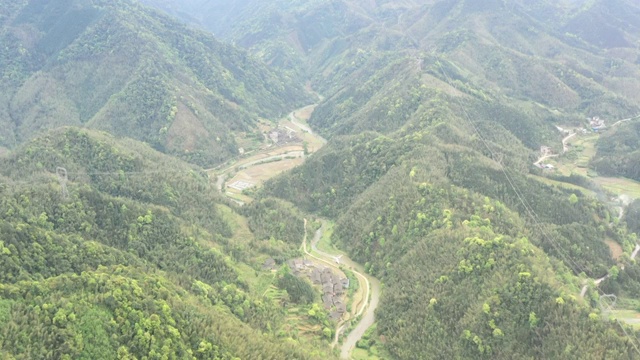 群山间的田园风光视频素材