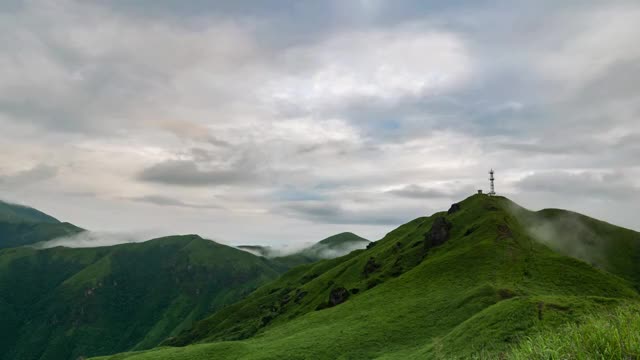 迷雾笼罩的山峰视频素材