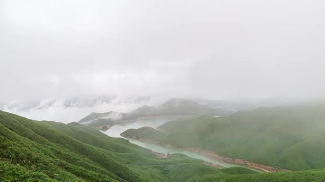 迷雾笼罩的山峰视频素材