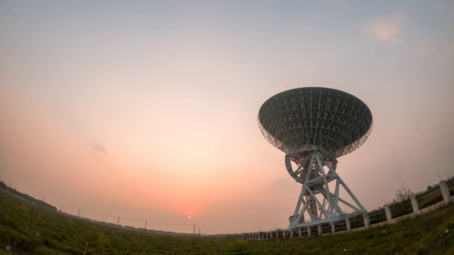 孤独的射电望远镜探寻着宇宙奥秘视频素材