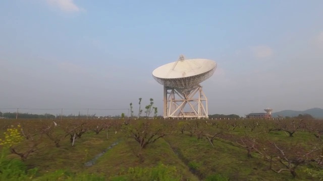 孤独的射电望远镜探寻着宇宙奥秘视频素材