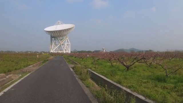 孤独的射电望远镜探寻着宇宙奥秘视频素材