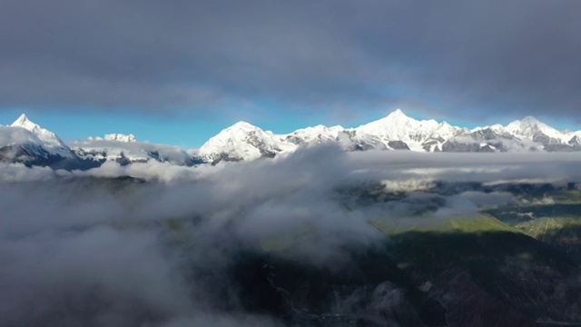 梅里雪山云层中现身视频素材