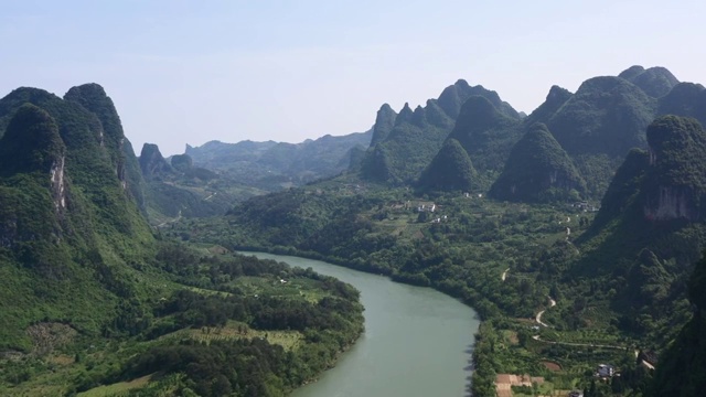 晴朗天空下漓江两岸风光视频素材