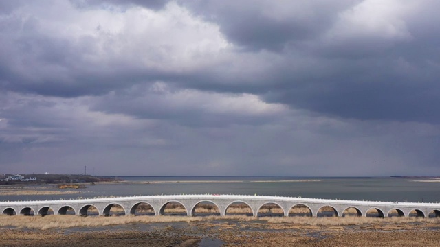 黑龙江鸡西：中俄界湖兴凯湖春季湿地桥云天视频素材