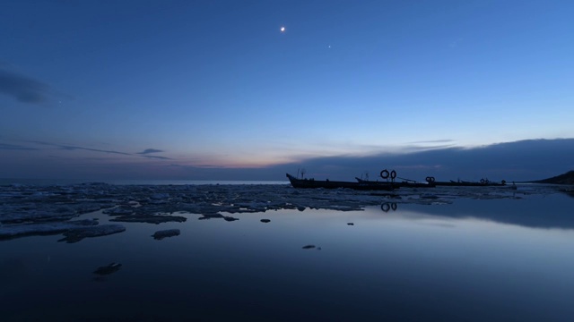 中俄界湖兴凯湖暮色中水天一色色金星西沉视频素材