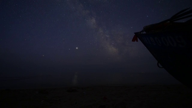 黑龙江鸡西：中俄界湖兴凯湖渔船与星空延时视频视频素材