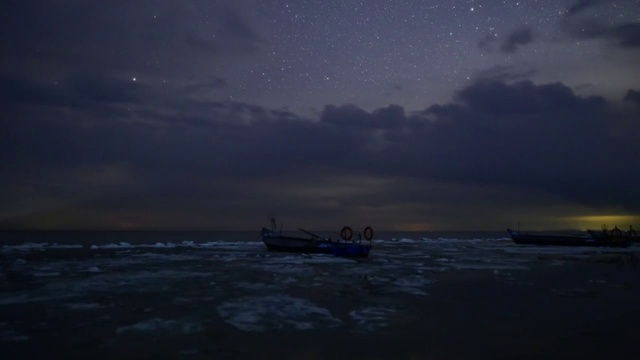 黑龙江鸡西：中俄界湖兴凯湖融化期星空延时视频视频素材