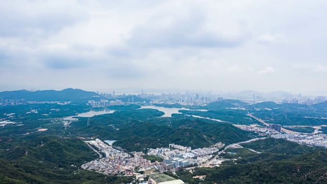 深圳羊台山和远处的城市天际线航拍延时视频素材